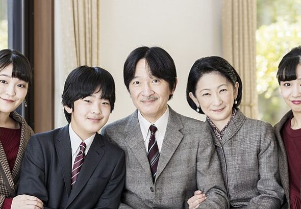 Crown_Prince_Fumihito_and_Crown_Princess_Kiko_with_their_family_20201130