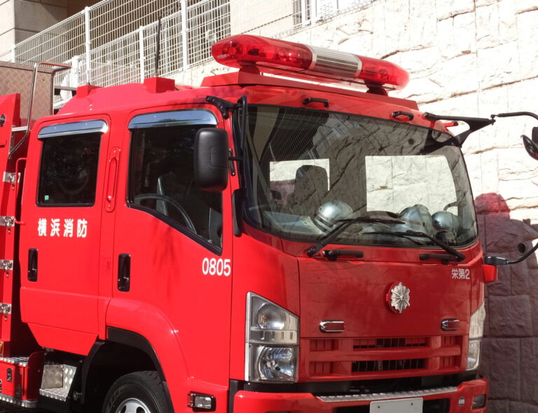 Isuzu_Elf,_6th_Gen,_Pumper_truck,_Fire-engine_YCFD,_Double-cab