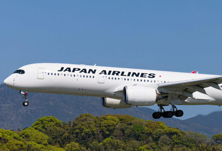 Japan_Airlines_JA13XJ_A350-941_RJFF