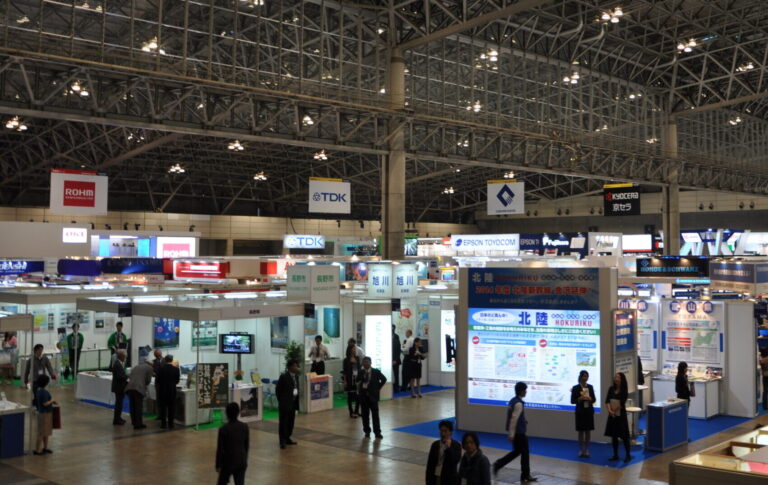 CEATEC_JAPAN_2010,_Makuhari_Messe_-_Oct_5,_2010_(2)